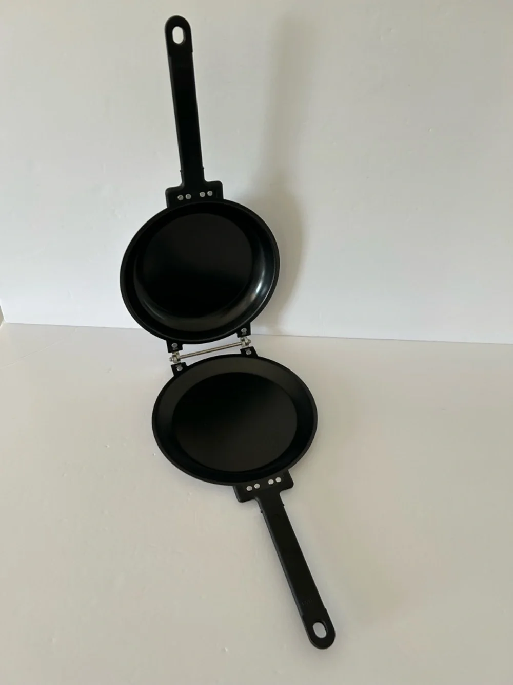 VTG “Pancake Wizard” Set includes: Pan, Batter Dispenser, Booklet, and 4 Shapes